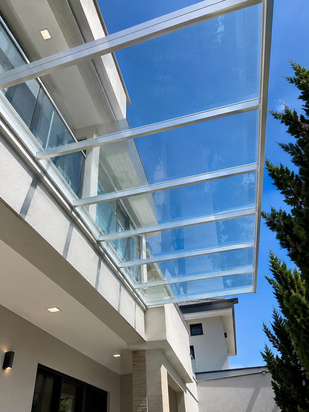 Cobertura de vidro com vista para o céu azul
